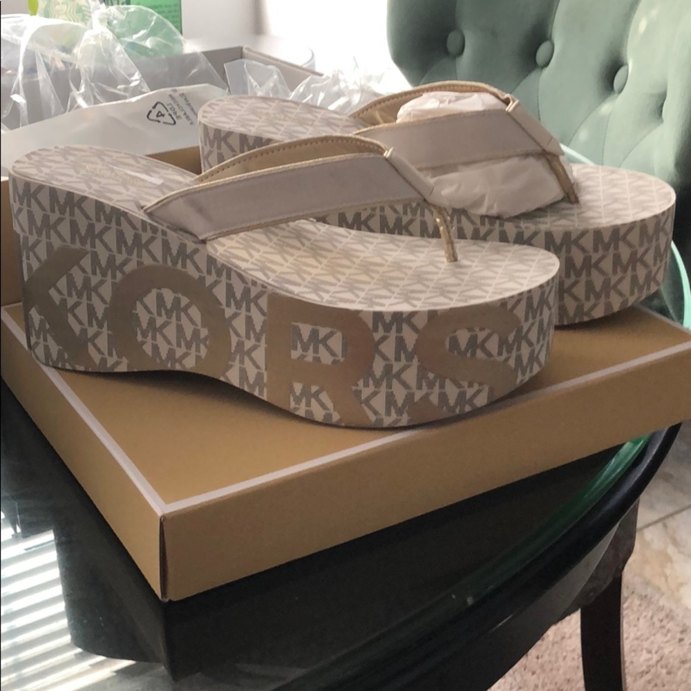 Michael Kors Benny platform flip flop